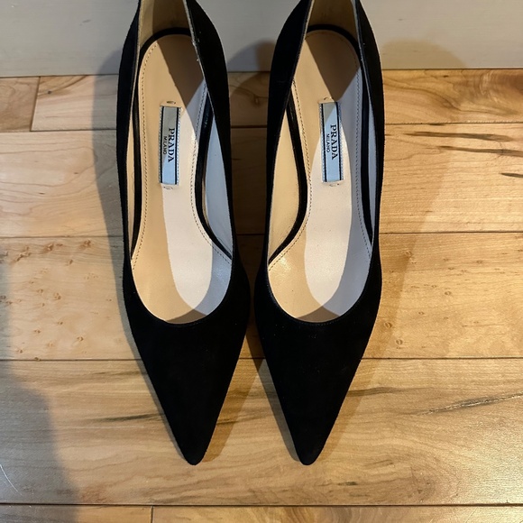 Rare find! Prada Black Suede kitten heel - Picture 2 of 7